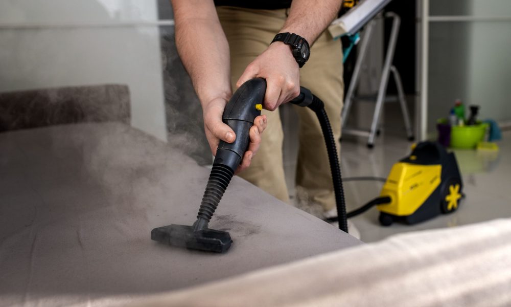 Nettoyage d'un canapé avec un aspirateur vapeur.