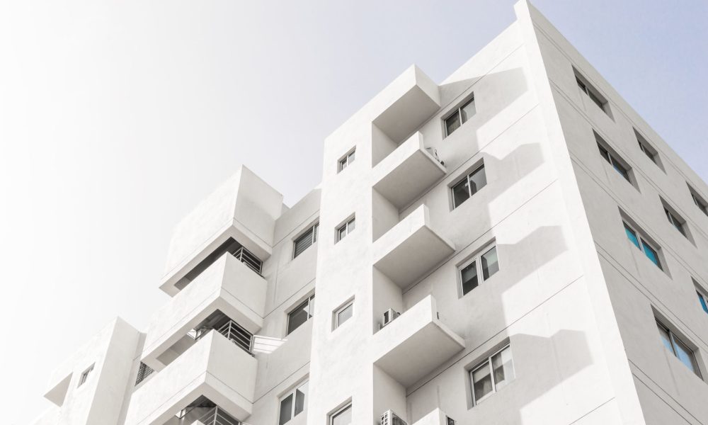 Façade d'un immeuble moderne en béton blanc.