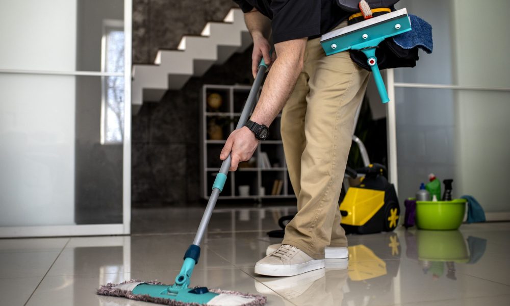 Nettoyage d'un sol en carrelage avec une serpillière par un professionnel.